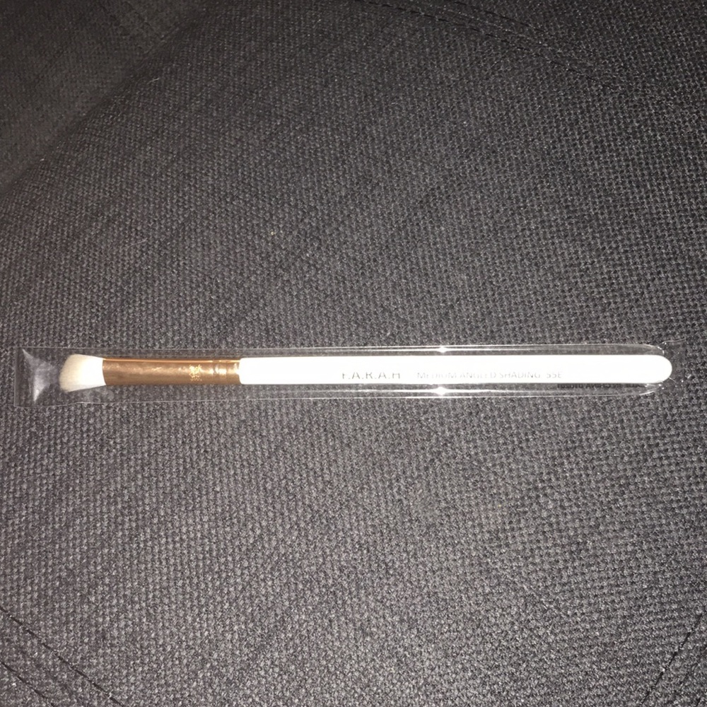 FARAH Medium Angled Brush